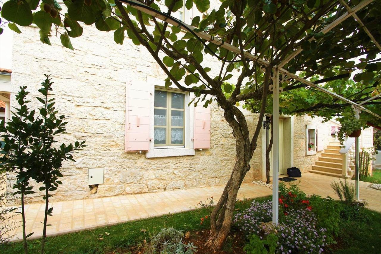Apartment Marija Kastelir Exterior photo